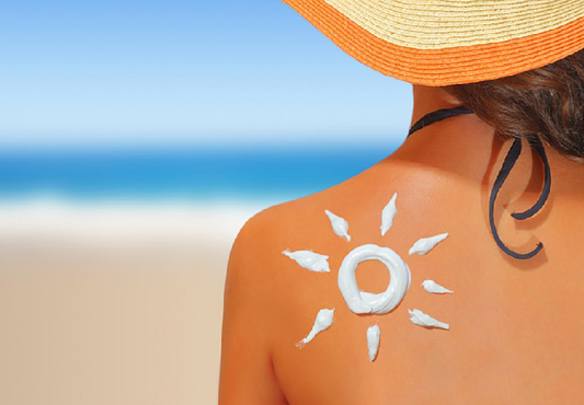 Lato i wakacje w pełni, słońce grzeje coraz mocniej, dlatego konieczne jest, aby przypomnieć Wam o codziennej ochronie przeciwsłonecznej!