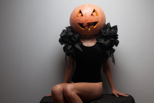 opalona kobieta w halloweenowym kostiumie