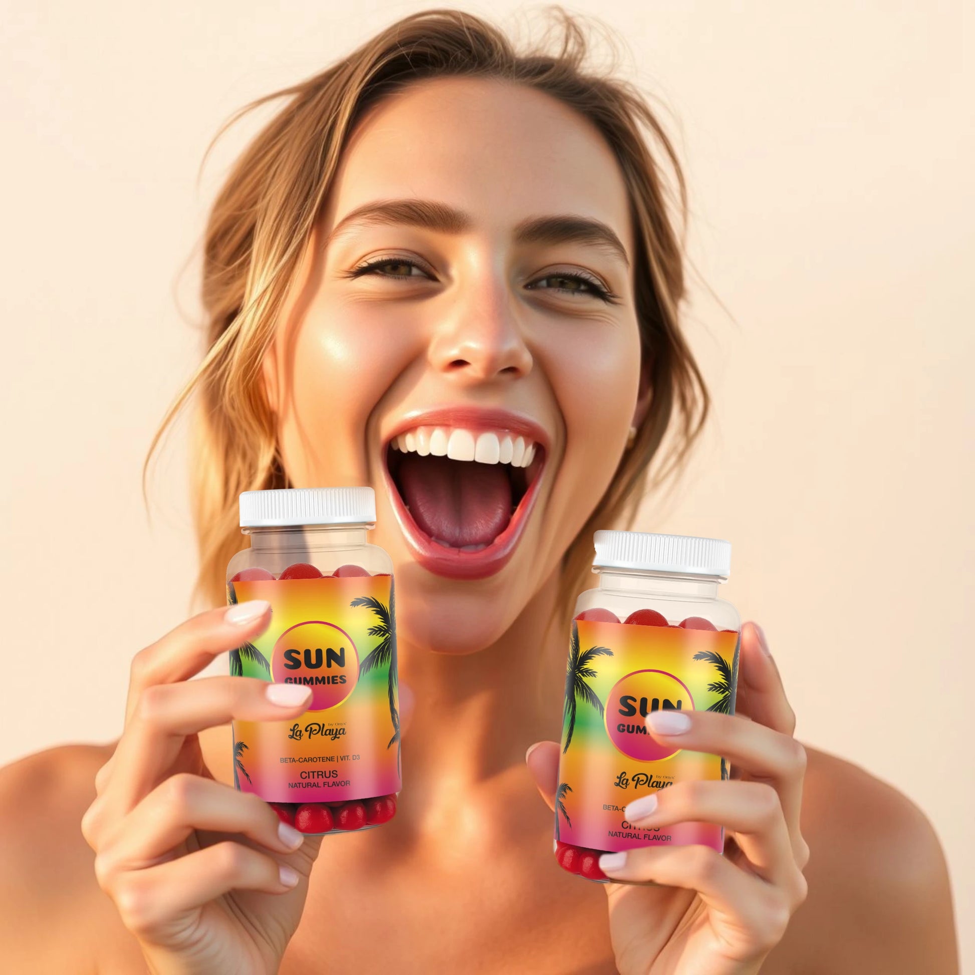 szczęśliwa kobieta trzymająca buteleczki z Sun Gummies by Onyx